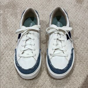 Dr. Scholl’s tennis shoes